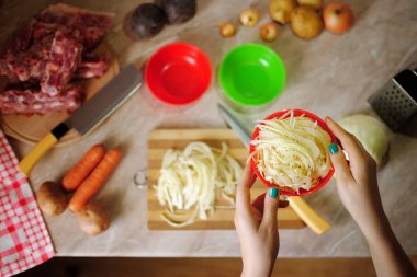 Lahana pancar çorbası en iyi görünüm için kesme. Borsch mermer bir tablo için malzemeler. Ukraynalı borsch pişirme süreci. Pancar çorbası yemek pişirmek için bir dizi.