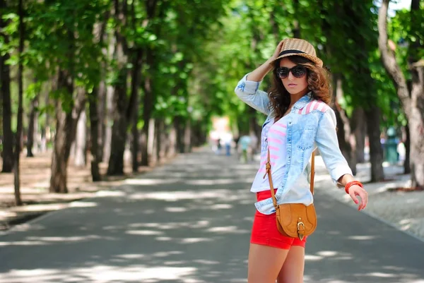 Uma Rapariga Está Caminhar Parque Menina Férias Verão Menina Turística — Fotografia de Stock