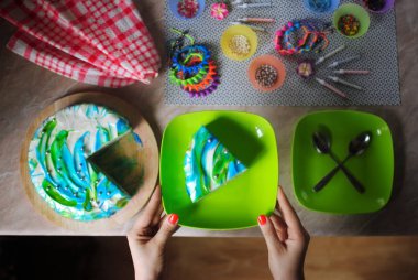 Doğum günü pastası. Festival kek. Kek üzerine bir tabak eller içinde. Kek üzerine mermer masa üstü görünümü.