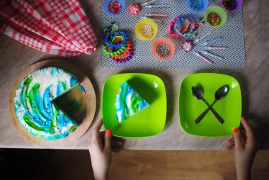 Doğum günü pastası. Festival kek. Kek üzerine bir tabak eller içinde. Kek üzerine mermer masa üstü görünümü.