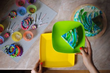 Doğum günü pastası. Festival kek. Kek üzerine bir tabak eller içinde. Kek üzerine mermer masa üstü görünümü.
