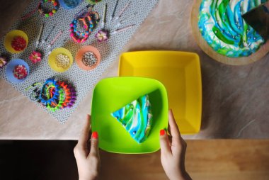 Doğum günü pastası. Festival kek. Kek üzerine bir tabak eller içinde. Kek üzerine mermer masa üstü görünümü.
