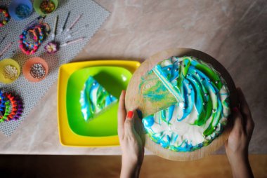 Doğum günü pastası. Festival kek. Kek üzerine bir tabak eller içinde. Kek üzerine mermer masa üstü görünümü.