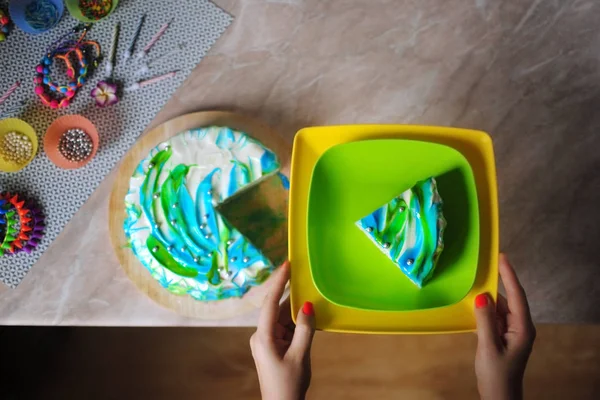 Doğum günü pastası. Festival kek. Kek üzerine bir tabak eller içinde. Kek üzerine mermer masa üstü görünümü.