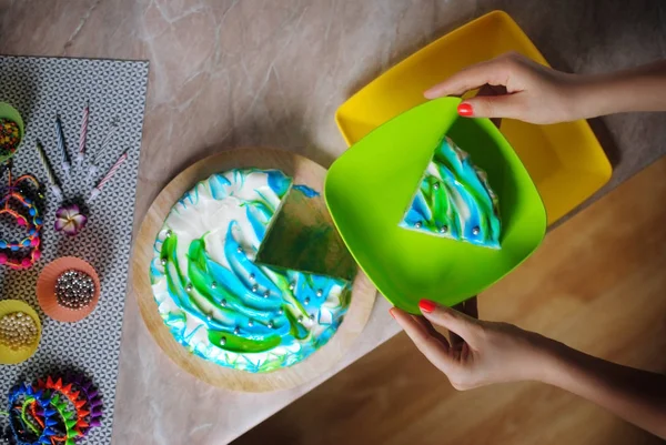 Doğum günü pastası. Festival kek. Kek üzerine bir tabak eller içinde. Kek üzerine mermer masa üstü görünümü.