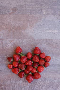 Tahta masadaki çilekler.