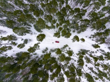yol kış ormandaki en baştan görüntüleyin. Kırmızı araba ve adam
