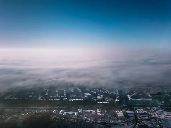 Vista Cidade Vista Pássaro Para Uma Cidade Inverno Amanhecer Nevoeiro — Fotografia de Stock