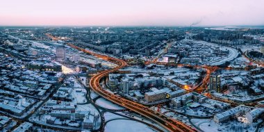 Modern şehir trafik yol geceleri. taşıma yol kavşağı köprüsü üzerinde.