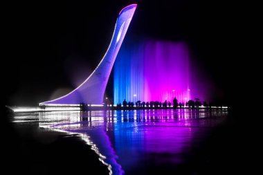 Rusya, Sochi - 03 Eylül 2017: Sochi park. Olympic Park pınarlarına şarkı. Olimpiyat meşalesinin