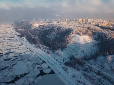 Üstten Görünüm orman, nehir, şehir. Buz soğuk, kar, kar, kış, ağaçlar.