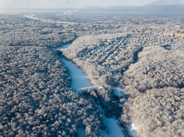 Üstten Görünüm orman, nehir, şehir. Buz soğuk, kar, kar, kış, ağaçlar.