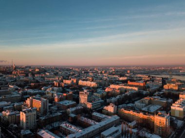 Bir görünüm caddeye bakan şehir kuşların fotoğrafını çok gece, bir iş kavramı görüntüsünü kullanır.
