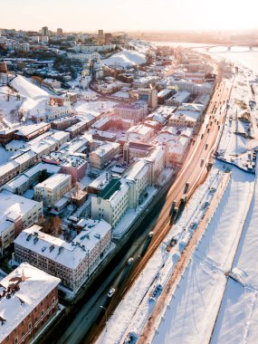 gün batımında kışın şehir panoraması.
