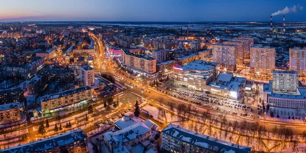 Bir görünüm caddeye bakan şehir kuşların fotoğrafını çok gece, bir iş kavramı görüntüsünü kullanır.