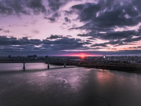 Stadt Bei Sonnenuntergang Brücke Über Den Fluss Silhouette — Stockfoto