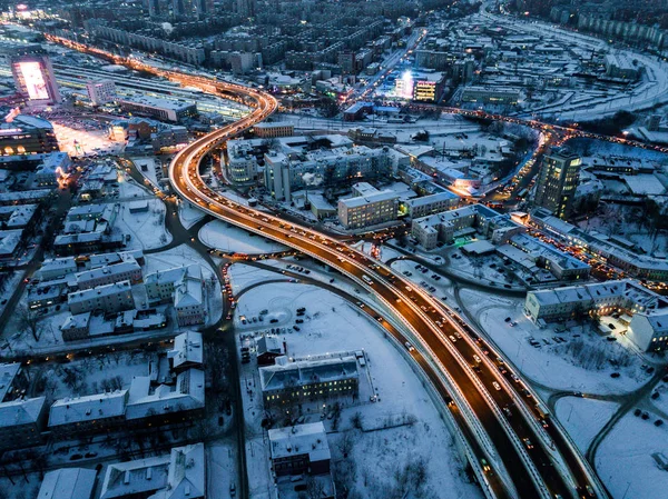 Bir görünüm caddeye bakan şehir kuşların fotoğrafını çok gece, bir iş kavramı görüntüsünü kullanır.