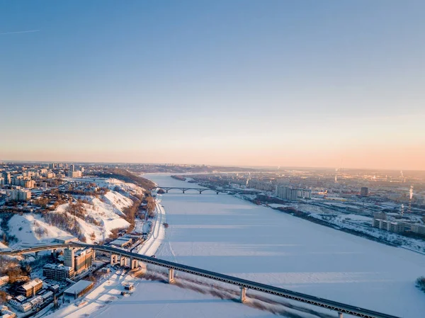 城市的全景在冬天在日落 — 图库照片