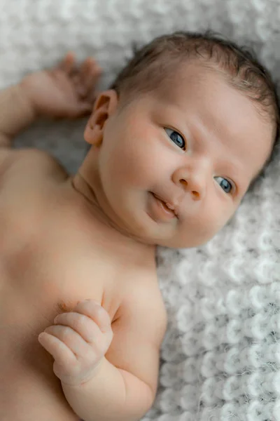 Portret Van Een Pasgeboren Baby Witte Plaid — Stockfoto