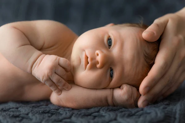 Ritratto Neonato Plaid Grigio Madre Gli Accarezza Mano Sulla Testa — Foto Stock