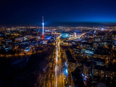 gece şehir bir yükseklikten. Güzel gün batımı. Modern bir mimaridir. Yol.