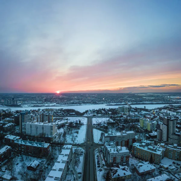 Cityscape bir yükseklikten. Erkek arı tarafından shooted. Bahar gün batımı. Güzel gökyüzü, twilight. modern mimari. güzel nehir ve yol.