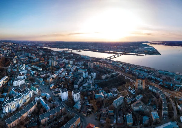 Cityscape bir yükseklikten. Erkek arı tarafından shooted. Bahar gün batımı. Güzel gökyüzü, twilight. modern mimari. güzel nehir ve yol.