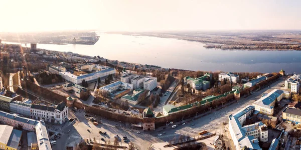 Nijniy Novgorod / Rusya - 04.15.2018the Nijniy Novgorod Kremlin kale gün batımında. Güzel gün batımı bahar. Volga Nehri.