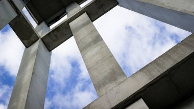 Gökyüzüne kadar ulaşan bir beton yapılardaki soyut bir bakış.