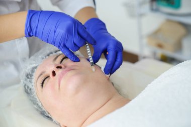 Güzellik salonunda ya da klinikte iğne mezoterapisi