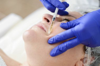 Güzellik salonunda ya da klinikte iğne mezoterapisi