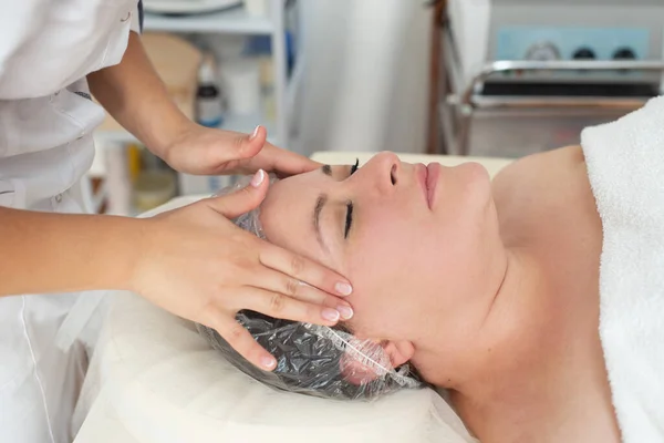 Perder Mujer Recibiendo Tratamiento Masaje Spa Salón Spa Belleza Tratamiento — Foto de Stock