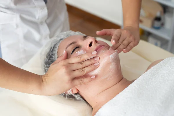 Perder Mujer Recibiendo Tratamiento Masaje Spa Salón Spa Belleza Tratamiento — Foto de Stock