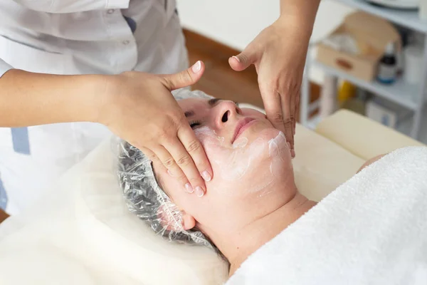 Perder Mujer Recibiendo Tratamiento Masaje Spa Salón Spa Belleza Tratamiento — Foto de Stock