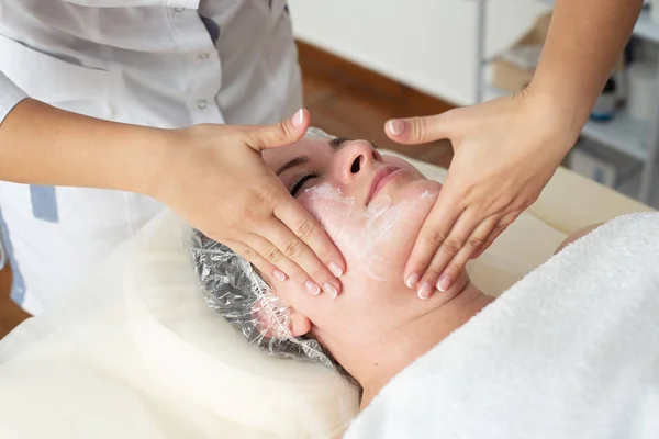 Masaje Facial Primer Plano Mujer Recibiendo Tratamiento Masaje Spa Salón — Foto de Stock