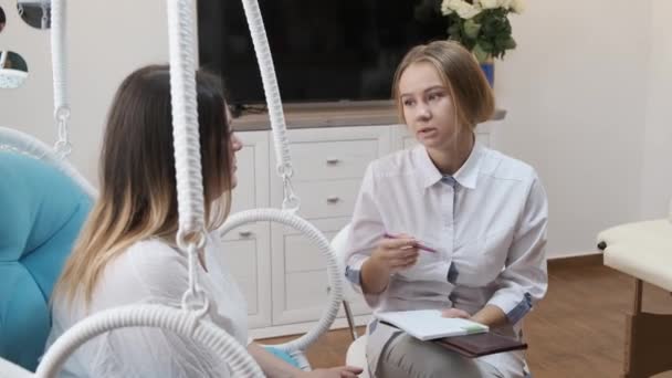 Mulher Visita Jovem Médico Cosmetologista Médico Consulta Paciente — Vídeo de Stock