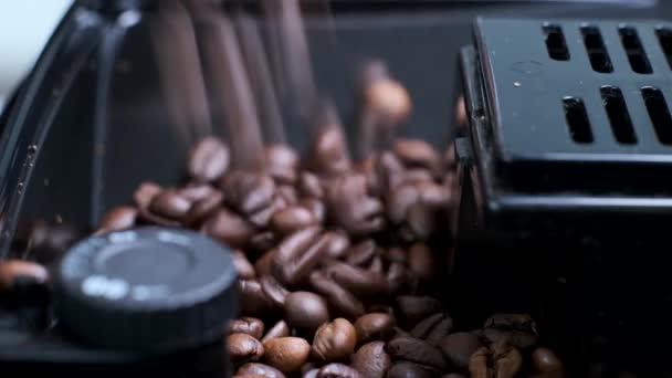 コーヒー豆はコーヒーマシンに詰め込まれています 閉じろ — ストック動画