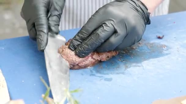 Chef Corta Carne Macia Cordeiro Com Fatias Finas Comida Rua — Vídeo de Stock