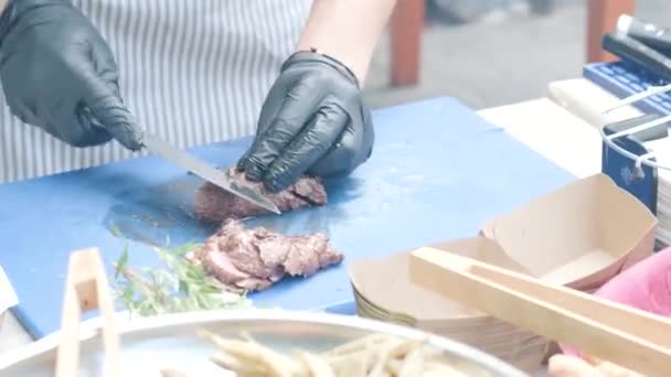 Chef Corta Carne Macia Cordeiro Com Fatias Finas Comida Rua — Vídeo de Stock