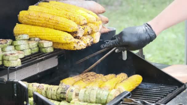 Grate Grill泰国街头食品烤玉米和Zuccini — 图库视频影像