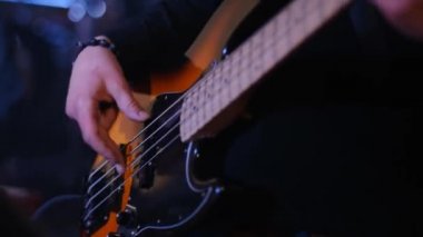 Profesyonel müzisyen elektro gitar çalar. Kapat.