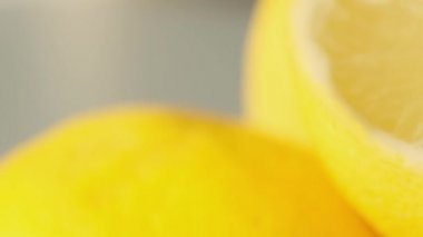 İkiye bölünmüş sulu sarı limon. Kapat.