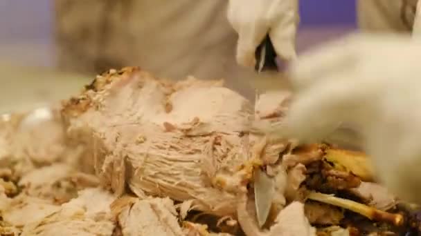 Kocken Delar Med Sig Det Nykokta Stora Köttbenet Benet — Stockvideo