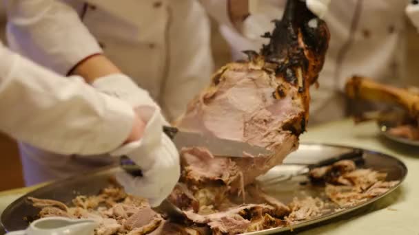 Chef Deelt Met Een Mes Het Pas Gekookte Grote Vleesbeen — Stockvideo
