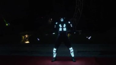 Lazer gösterisi performansı, Led Lambalı dansçılar, çok güzel bir gece partisi. 4k