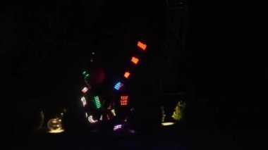 Lazer gösterisi performansı, Led Lambalı dansçılar, çok güzel bir gece partisi. 4k