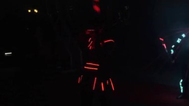 Lazer gösterisi performansı, Led Lambalı dansçılar, çok güzel bir gece partisi. 4k