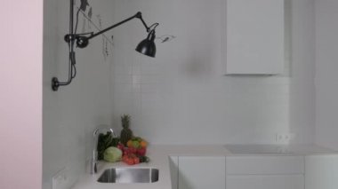 Genç bir kadın taze sebzeleri yıkıyor. Sebze, domates, kırmızı biber, marul, salatalık. Kapat. 4k