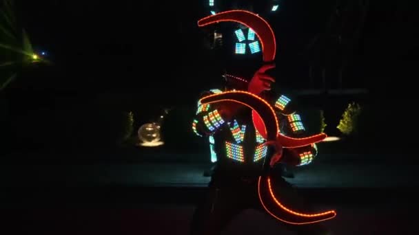Лазерное Шоу Танцоры Костюмах Светодиодной Лампой Красивая Ночная Вечеринка — стоковое видео