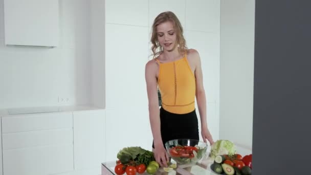 Mujer Joven Presiona Jugo Limón Ensalada Verduras Cocina Moderna Blanca — Vídeos de Stock